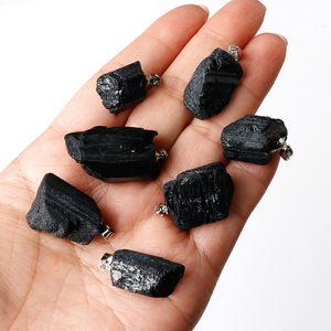 Halskette mit Rohschwarzem Turmalin Anhänger, Unregelmäßig Geformter Kristall, Schmuck aus Naturmineralien, Raucher Kristall Y-Kette - Product Image 4