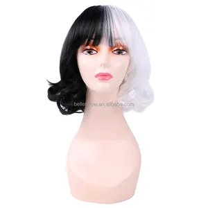 CRUELLA De Vil Cosplay peruk yarım beyaz yarım siyah sentetik kısa dalgalı peruk kadınlar için patlama ile isıya dayanıklı doğal saç