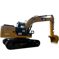 Excavatrice CAT 323D2L de 20 tonnes, grande benne, moteur puissant, pour travaux lourds de terrassement sur sites montagneux boueux, engin de construction