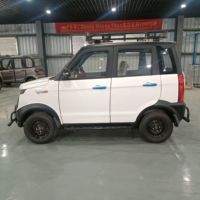 Mini SUV Eléctrico de Fábrica con Volante a la Derecha, 4 Puertas, Vehículo Eléctrico de Pasajeros con Barra de Luces en el Techo, Automóvil Eléctrico para Exportación