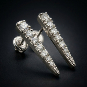 ต่างหูเพชรทรงสติลเลตโต้ 1 กะรัต ดีไซน์ทันสมัย ผลิตจากแพลตตินั่ม เครื่องประดับมินิมอลทรงคมชัดสำหรับผู้หญิง เหมาะสำหรับการแต่งกายที่ทันสมัย - Product Image 1