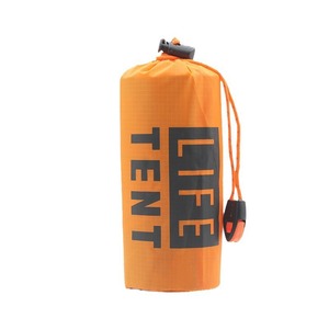 Manta de Emergencia para Supervivencia con Asa en Forma de D, Color Naranja, Material PE, Impermeable, Ligera y Compacta para Uso en Exteriores - Product Image 4