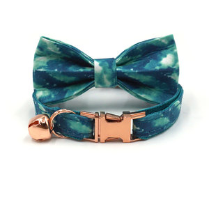 منتجات رائجة على تيك توك 2025: طوق قطط من البوليستر مع مشبك ذهبي وردي وجرس وطباعة كلاسيكية وربطة عنق - Product Image 5