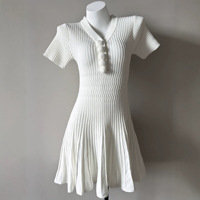 Robe pull mini élégante à col en V en maille côtelée pour femme, avec boutons floraux faits main, manches courtes et coupe évasée trapèze