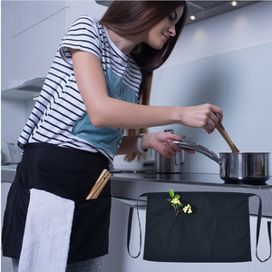 Delantal de camarero/a personalizado de algodón y poliéster negro con 3 o 2 bolsillos, corto, para cocina, cafetería o bar. - Product Image 4