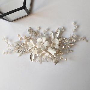 Elegante Pettine <span class=keywords><strong>per</strong></span> Capelli in Ceramica con Fiori e Foglie e Perle d'Acqua Dolce, Accessorio da Donna <span class=keywords><strong>per</strong></span> Sposa e Damigella, Regalo <span class=keywords><strong>per</strong></span> Matrimonio - Product Image 5