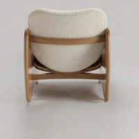 Moderner Holzrahmen-Akzentstuhl mit Teddy-Stoffpolsterung, unregelmäßiger geschwungener Armlehne im Wabi-Sabi-Stil für Wohnzimmer, Hotel und Freizeitmöbel