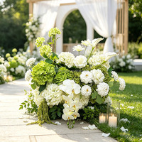 Décoration de mariage : Arrangements floraux pour allée centrale avec roses blanches et fleurs blanches pour allée centrale