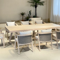 Table de jardin en bois avec plateau rectangulaire et pieds en tréteaux pour terrasse