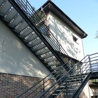 Escalier droit en acier gris thermolaqué de style industriel robuste Prima avec rampe métallique pour sortie extérieure