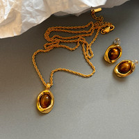 Ensemble de bijoux 2 pièces en œil de tigre cabochon, plaqué or 18 carats, pendentif ovale irrégulier effet fondu, collier chaîne corde et boucles d'oreilles clous pour femme