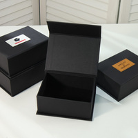 Boîte cadeau rigide noire magnétique de luxe, faite à la main, design personnalisé, avec gaufrage, lamination mate, étiquette en tissu et finition mate