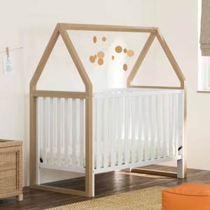 Cuna convertible 5 en 1 de madera maciza moderna, color blanco, con tres alturas ajustables y diseño de dosel para uso hotelero - Product Image 1