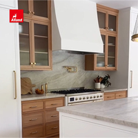 Cuisine minimaliste Alland pour maison de plage, armoire encastrée avec tiroirs sur mesure à queue de pie, porte en verre fumé et verre cannelé