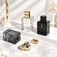 Flacon de parfum de luxe élégant 50 ml en verre carré facetté vide avec pulvérisateur, base épaisse et lourde, capuchon noir mat, anneau doré, avec boîte