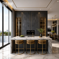 Meubles de cuisine contemporains en charbon de bois avec incrustations dorées, vitrine haute en verre pour vin, îlot cascade en marbre Statuario pour penthouse