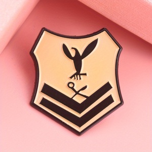 Épingle en émail bouclier souverain bijoux de précision de qualité militaire <span class=keywords><strong>aigle</strong></span> héraldique perché champ rayé bordure en relief pour les mariages - Product Image 2