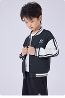 Veste universitaire unisexe KUMPOO K253U-5003, bleu marine et blanc, patchwork contrasté, col baseball, boutons sur le devant, poches latérales, respirante