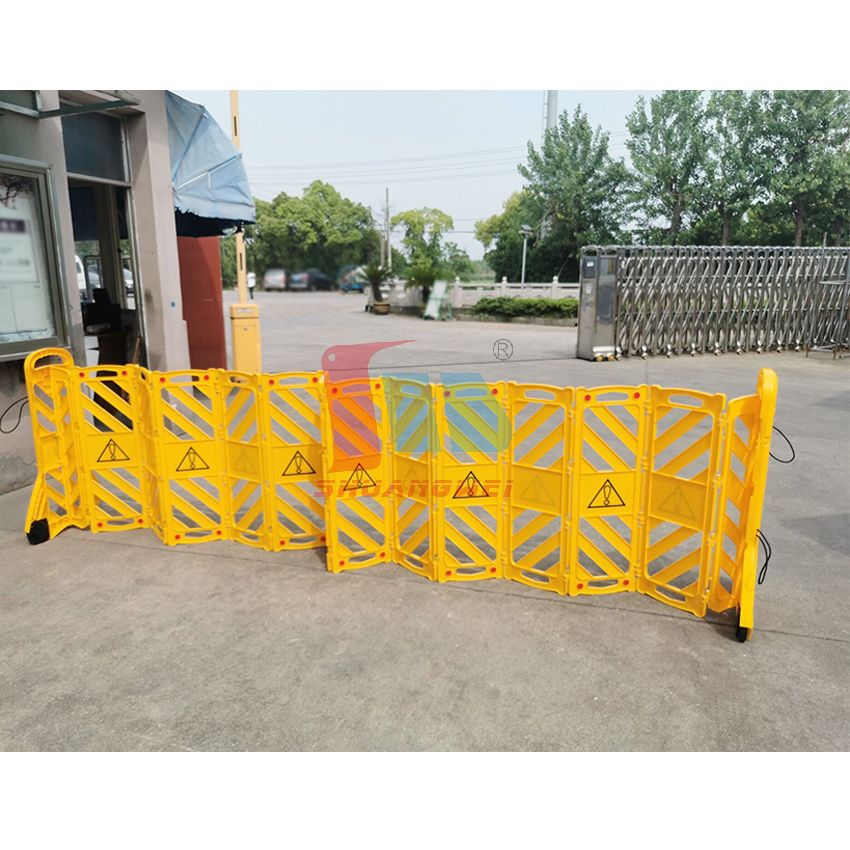 Chống trầy xước nhỏ gọn mạnh mẽ PP có thể thu vào hàng rào giao thông cảnh báo hàng rào giao thông bằng nhựa có thể gập lại với bánh xe có thể tháo rời