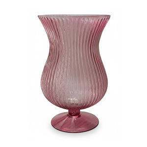 Jarrón de Cristal Rosa de Lujo con Pedestal, Borde Acampanado y Cuerpo Texturizado, Centro de Mesa Decorativo - Product Image 1