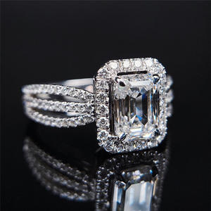 Anello di fidanzamento da donna F900 in oro bianco con diamante taglio smeraldo, pietra principale colore D naturale e diamanti laterali - Product Image 2