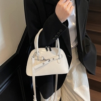 Nouveauté : Sacs à main fourre-tout de luxe en cuir PU brillant pour femmes, petits sacs à bandoulière avec poignées rondes, forme de coquille rétro mignonne et fermoir à boucle.