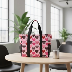 Sac de shopping pour femmes à rayures roses personnalisées avec des cœurs, sac à main hawaïen avec bandoulière, sac isotherme réfrigéré - Product Image 1