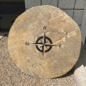 Boussole de jardin rustique en pierre avec directions et devise gravées pour l'aménagement extérieur - Product Image 1