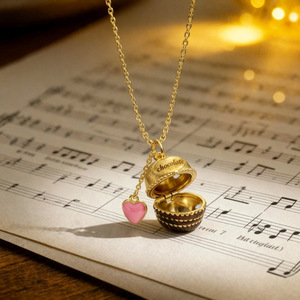 Collana con ciondolo a catena a forma di scatola di cioccolatini rosa con stemma retrò, design a piccola tiratura, stile Ins, per ragazza, con apertura e chiusura, ispirazione buddista - Product Image 1