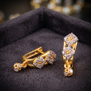 Boucles d'oreilles élégantes en or 18 carats ornées de diamants pour femmes, légères et élégantes, au look tendance, cadeau parfait - Product Image 5