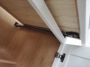 Mobili da Cucina Bianchi Stile Shaker, Design di Armadietti in Legno di Fabbrica - Product Image 4