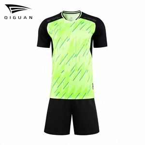 T-shirt de football à col en V à séchage rapide pour hommes et femmes, personnalisable en usine, à manches courtes - Product Image 1