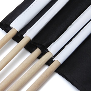 Drapeaux personnalisés <span class=keywords><strong>de</strong></span> haute qualité Design personnalisé Crâne et drapeaux à main Pirates <span class=keywords><strong>avec</strong></span> bâton en bois fabriqué à partir <span class=keywords><strong>de</strong></span> polyester durable - Product Image 5