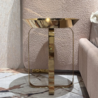 Table basse moderne de luxe italienne avec structure en acier inoxydable et plateau en métal poli miroir pour salon, villa, hôtel