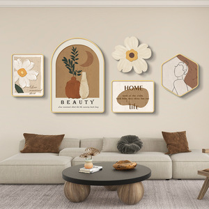 Conjunto de arte mural de estilo nórdico color crema, con forma irregular y patrón floral, pintura en porcelana de cristal para sala de estar junto al sofá. - Product Image 3