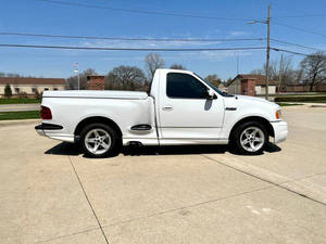 รถกระบะมือสองราคาถูกที่ดีที่สุด ปี 2000 F-150 SVT 2 ประตู ซูเปอร์ชาร์จ รุ่นมาตรฐาน แบบสเต็ปไซด์ พวงมาลัยซ้าย เบาะหนังด้านหลัง - Product Image 2