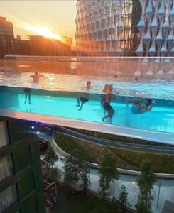 Murs de piscine en acrylique CrystalView de qualité supérieure avec un design transparent sans couture pour les paysages extérieurs - Product Image 1