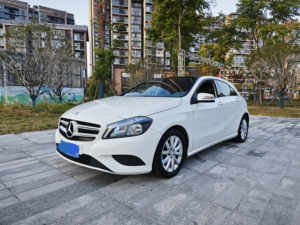 Mercedes-Benz <span class=keywords><strong>Classe</strong></span> <span class=keywords><strong>A</strong></span> (Importée) 2015 <span class=keywords><strong>180</strong></span> Standard 5 Places Automatique Conduite à Gauche Sièges en Cuir Foncé <span class=keywords><strong>Essence</strong></span> Voitures d'<span class=keywords><strong>Occasion</strong></span> - Product Image 2