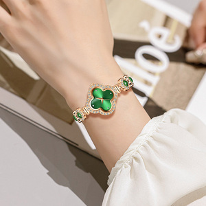 Montre-bracelet à cadran vert pour femmes rétro de luxe avec Bracelet de trèfle à quatre feuilles boîtier en alliage à tendance simple affichage du cadran en verre pour dames - Product Image 4