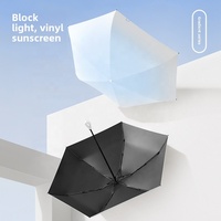 Parapluie pliant mini à cinq sections léger avec poignée manuelle en forme d'anneau, cadre en fibre de verre et tissu pongé 190T avec revêtement UV noir