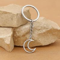 Porte-clés Lune Croissante Ajourée Noble, Thème Céleste Minimaliste, Breloque de Sac Lune Creuse, Cadeau Tendance Quotidien