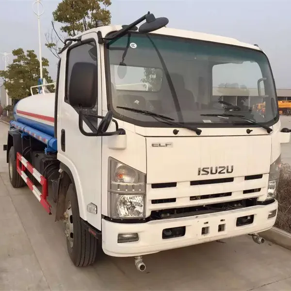Camion de réservoir d'eau de moteur de 4x2 Isuzu 700P 190hp avec 6 cbm au camion de distributeur d'eau de volume de chargement de 8 cbm