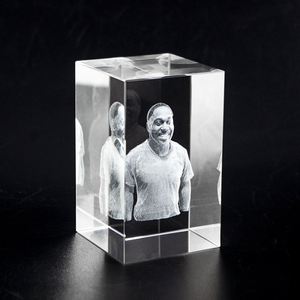 Cubo de Cristal K9 con Base de Luz LED y Grabado Láser 3D de Retrato Personalizado al por Mayor para Decoración del Hogar y Regalos Empresariales - Product Image 3