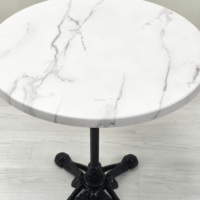 Table ronde de salle à manger de style français avec plateau en MDF à motif marbré classique de 70 cm de diamètre et base en fonte, idéale pour les restaurants en plein air, les bistrots et les cafés.