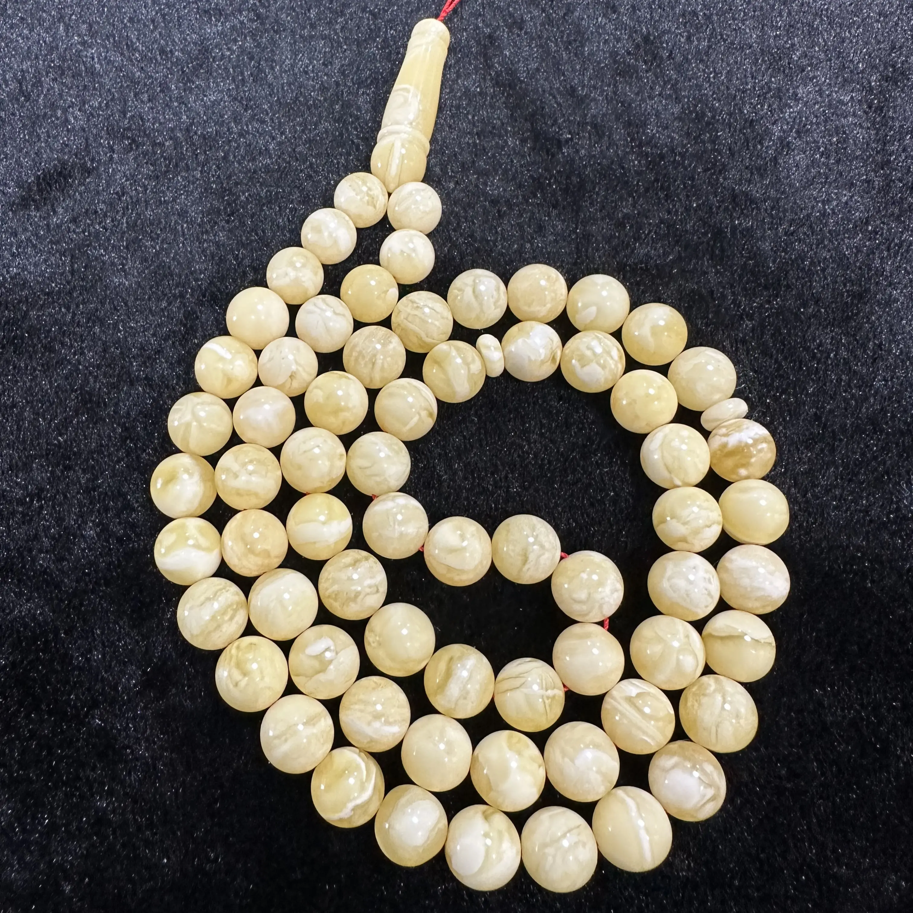 Ambra baltica naturale. Ambra bianca gialla di alta qualità. Classico rosario islamico musulmano. Belle perle di forma rotonda.