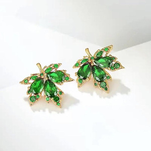 Orecchini a Perno a Forma di Foglia d'Acero per Donne, Gioielli Vintage Chic di Lusso Minimalista, Regalo Quotidiano - Product Image 3