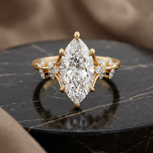 Anillo de Compromiso con Diamante Cultivado en Laboratorio de Corte Ovalado, Certificado IGI, con Piedras Laterales Inspiradas en Hojas, en Oro de 10K, 14K, 18K, Plata 925, 935 - Product Image 1