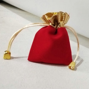 Petite pochette en velours avec cordon de serrage, cordon de serrage couleur or et pochette en velours noir - Product Image 6