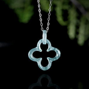 Colgante de jade natural color azul esmeralda con diseño de trébol de cuatro hojas hueco, estilo hielo, para collar y colgante de mujer a la moda. - Product Image 3