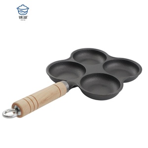 La <span class=keywords><strong>plaque</strong></span> à œufs à fond plat en <span class=keywords><strong>fonte</strong></span> au design moderne est équipée d'un manche en bois et convient à la <span class=keywords><strong>cuisson</strong></span> et à la friture des œufs. - Product Image 5